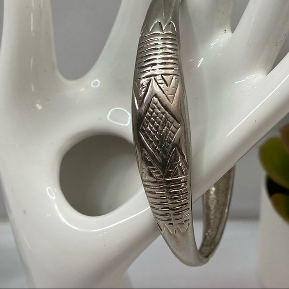 NURI Co.women Jewelry silver tone etched deco silver bangle bracelet. Pre-owned. - Picture 7 of 12